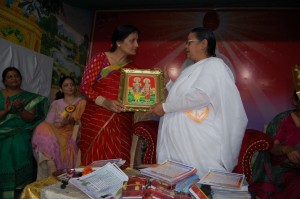 B.K.Avdhesh giving gift to Smt. Manju Gupta, National Vice President, Agrawal mahasabha